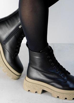 Ботинки зимние женские кожаные черные на бежевой подошве
