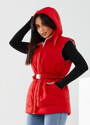 Женская теплая безрукавка красная vizavi стильная зимняя жилетка с капюшоном9 фото