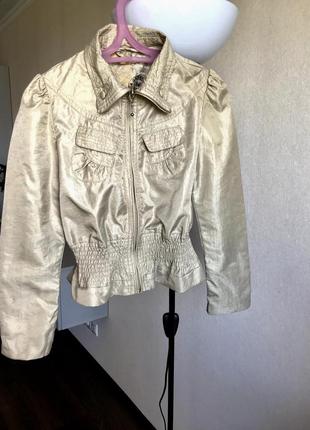 Яскрава куртка guess 6