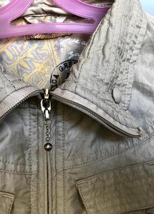 Яскрава куртка guess 5