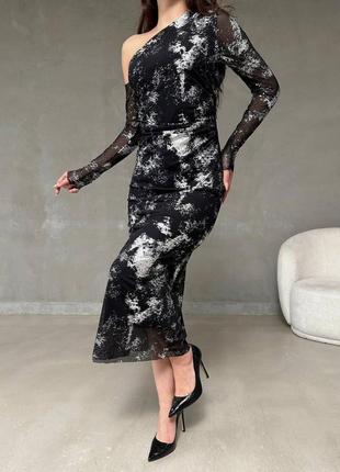 Шикарное платье с вырезом на плече