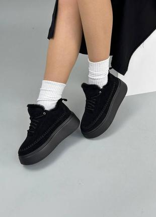 Кеди жіночі зимові замшеві чорного кольору на чорній підошві