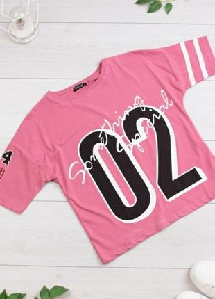 Стильная розовая футболка с надписью оверсайз короткая