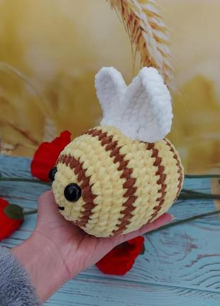 Пчелка плюшевая игрушка 15х9 см ручной работы вязаная крючком