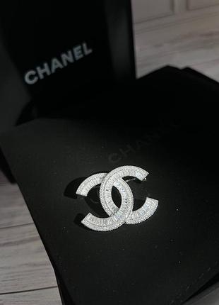 Брошь в стиле chanel