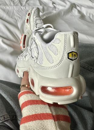 Нереальні жіночі кросівки nike air max tn plus utility white safety orange білі з помаранчевим
