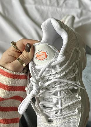 Нереальні жіночі кросівки nike air max tn plus utility white safety orange білі з помаранчевим