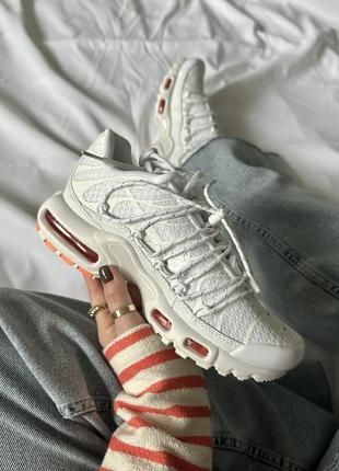 Нереальні жіночі кросівки nike air max tn plus utility white safety orange білі з помаранчевим