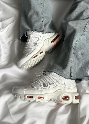 Нереальні жіночі кросівки nike air max tn plus utility white safety orange білі з помаранчевим