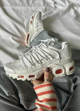 Нереальні жіночі кросівки nike air max tn plus utility white safety orange білі з помаранчевим