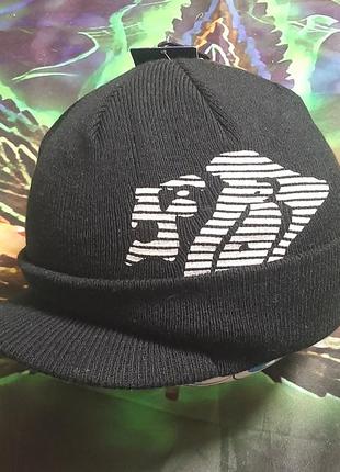 Шапка с козирьком lonsdale.