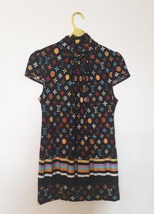 Яркая классная кофточка.