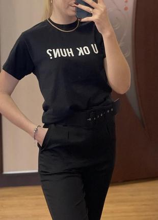 Черная футболка с логотипом