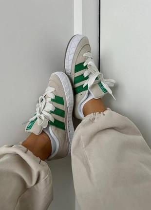 Стильные женские кроссовки adidas adimatic cream green premium бежевые с зелёным8 фото