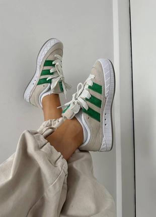 Стильные женские кроссовки adidas adimatic cream green premium бежевые с зелёным2 фото