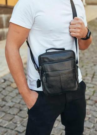 Компактна чоловіча шкіряна сумка чорного кольору. зручна та практична модель для чоловіків на кожен день – новинка року!