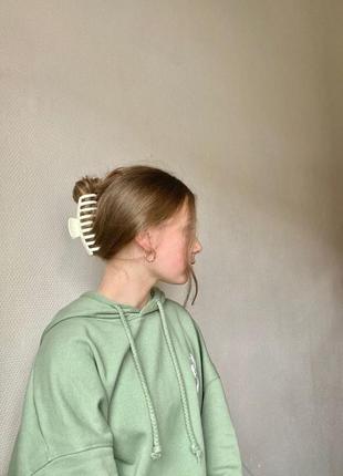 Заколка для волос краб большой зажим бежевый пластиковый крабик