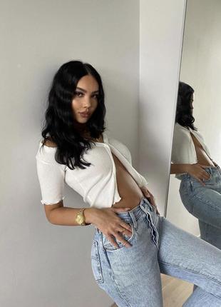 М'який віскозний топ у рубчик на двох гудзиках prettylittlething