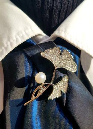 Женский галстук с брошью.7 фото