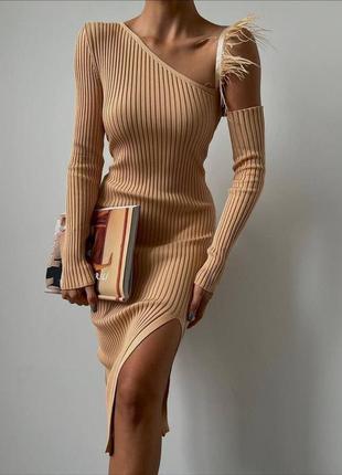 Трикотажное асимметричное облегающее силуэтное платье с открытым плечом и перьями с разрезом по ноге3 фото