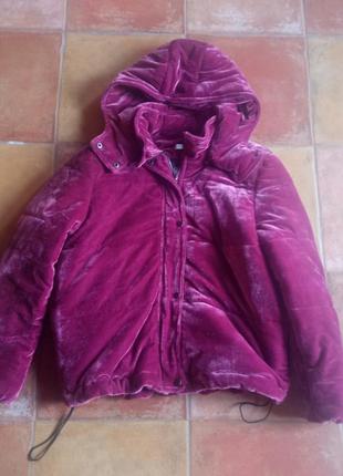Продам новую женскую курточку без бирки , размер с