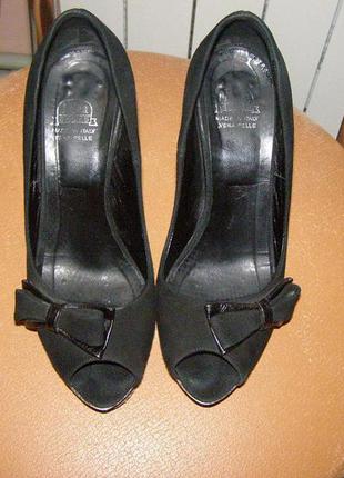 Відкриті чорні туфлі-човники, розмір 37, італія1 фото