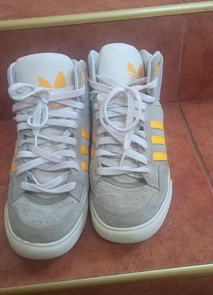 Продам в хорошем состоянии оригинальные кроссовки adidas,38,5