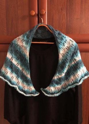 Тепла в'язана ажурна шаль ручної роботи