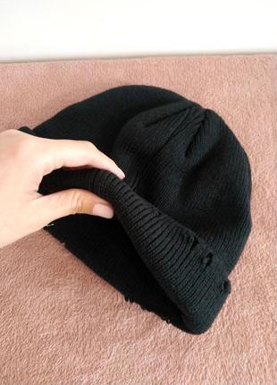 Тренд чорна шапка біні з металевими кільцями дирками папочка коротка9 фото