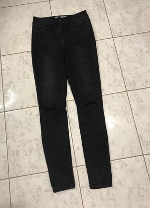 Стильные джинсы с разрезами на коленях2 фото