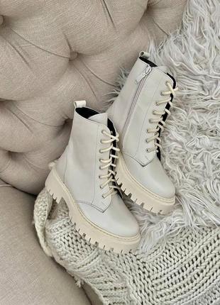Женские ботинки зимние кожаные молочного цвета10 фото