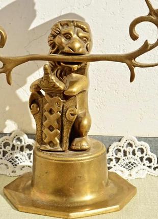 Унікальний антикварний свічник подсвечник на два ріжка з фігурою лева!
рідкісний екземпляр!☝️
бронза,.6 фото