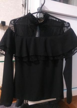 Блузка черная с воланом