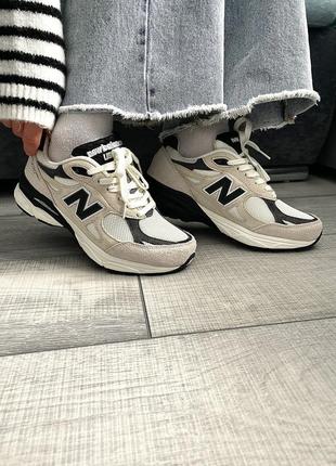 Классные женские кроссовки new balance 990v3 miusa teddy santis moonbeam бежевые с чёрным