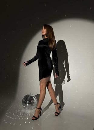 Бархатное платье мини с бахромой из камушков с прорезями для пальчиков платье черная бархатная по фигуре элегантная вечерняя праздничная трендовая стильная6 фото