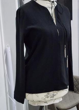 Стильная блуза черного цвета с завязками на шее3 фото