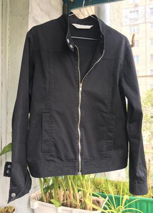 Куртка ветровка черная короткая на молнии,на подкладке, воротник-стойка2 фото