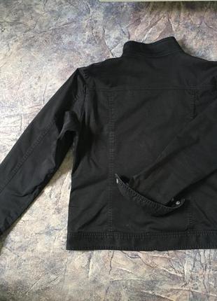 Куртка ветровка черная короткая на молнии,на подкладке, воротник-стойка7 фото