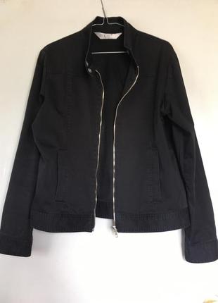 Куртка ветровка черная короткая на молнии,на подкладке, воротник-стойка8 фото