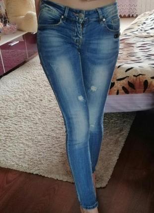 Джинсы