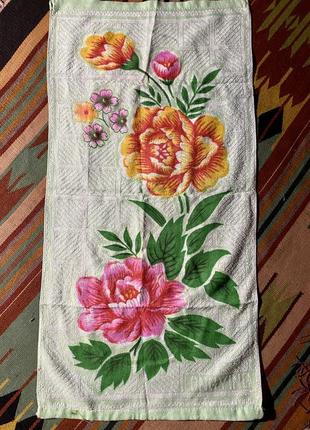 Яркое махровое легкое тонете полотенце в цветах