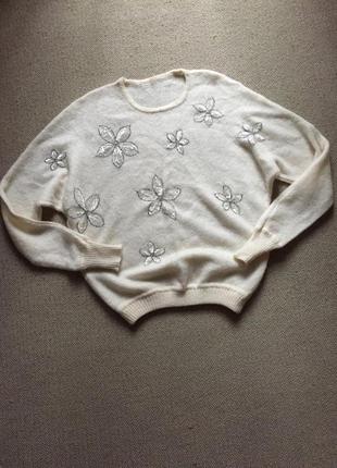 Новый пушистый свитер в новом состоянии с бисером и паетками