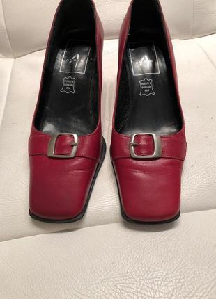 Червоні шкіряні туфлі