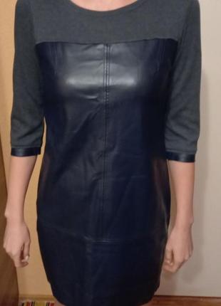 Платье темно-синего цвета