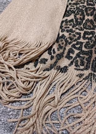 Шарф с тигровым принтом и бахромой..