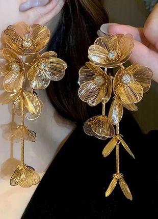 Легендарные серьги цветы металл золотистый длинные7 фото