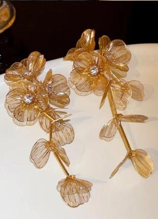 Легендарные серьги цветы металл золотистый длинные10 фото