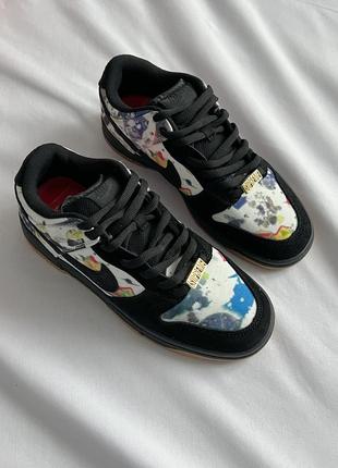 Крутейшие женские кроссовки nike sb dunk low supreme rammellzee чёрно-белые с цветным принтом2 фото