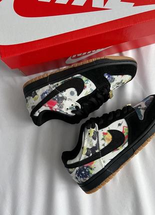 Крутейшие женские кроссовки nike sb dunk low supreme rammellzee чёрно-белые с цветным принтом10 фото