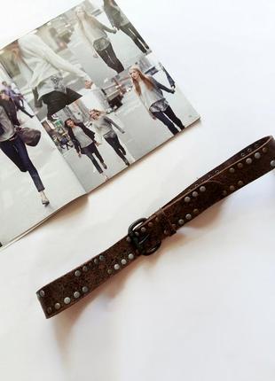 Коричневий шкіряний ремінь з заклепками tom tailor